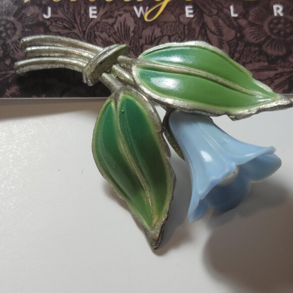 Unsigned Antique Tulip with center Pearl and Tulip is made of Hard Plastic - Picture 3 of 9